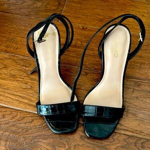 Women’s black pump